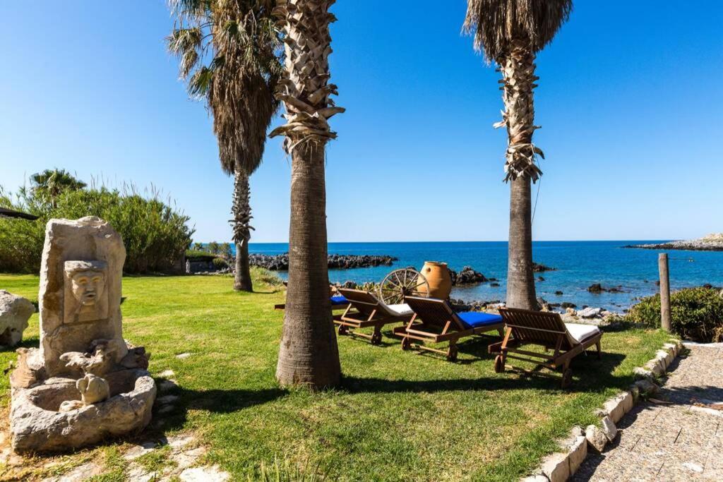 Villa Proto Helidoni - A Cozy Beachfront Villa Petres  Ngoại thất bức ảnh