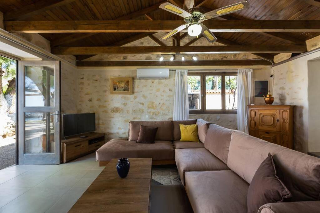 Villa Proto Helidoni - A Cozy Beachfront Villa Petres  Ngoại thất bức ảnh